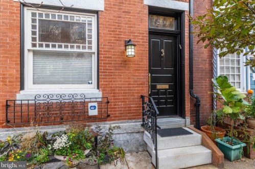 2109 Locust St, Philadelphia PA 19103-4802 exterior