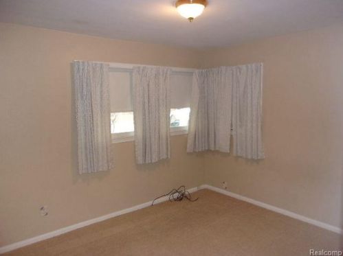 6540 Hawthorne St, Garden City MI  48135-2095 exterior