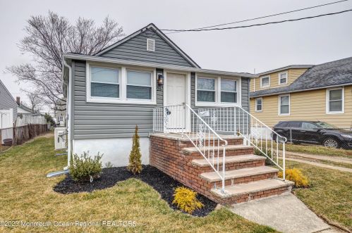 25 Monmouth Ave, Middletown NJ  07748-5732 exterior