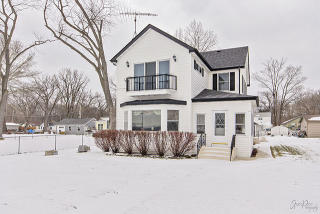 2915 Oakwood Ave, Volo, IL 60051-2903