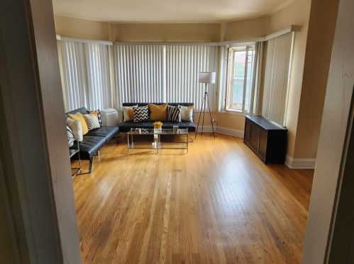 8030 Eberhart Ave, Chicago IL 60637-2484 exterior