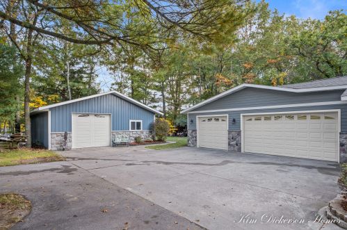 1404 Wolf Lake Rd, Meskegon MI 49442-1948 exterior