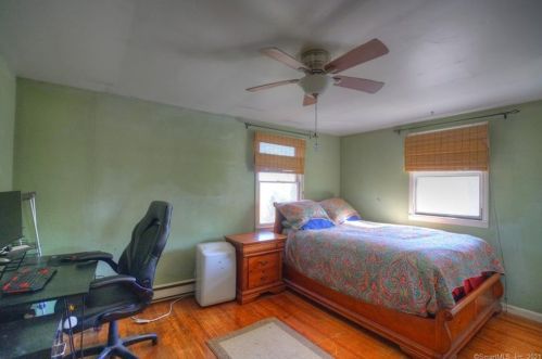 18 Comstock Ave, Uncasville CT 06382-2603 exterior