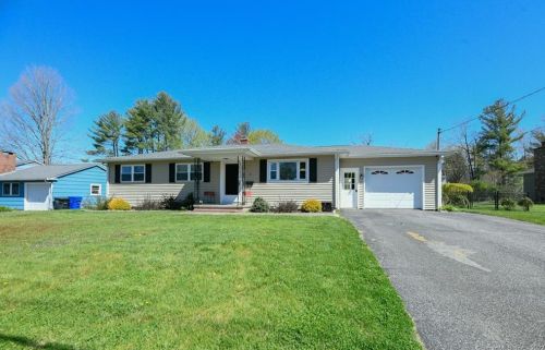 33 Edgewood Dr, Torrington CT 06790-5824 exterior