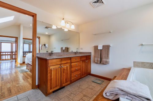 29 Bayberry Ln, Eastham MA 02642-2352 exterior