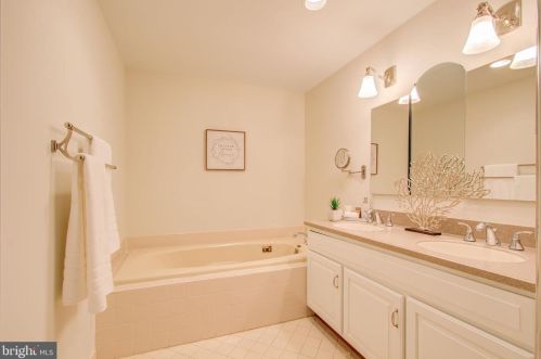 10924 Bloomingdale Dr, Rockville MD 20852-5535 exterior