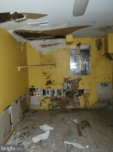 117 Spg Vly Rd, Darby PA 19023-1419 exterior