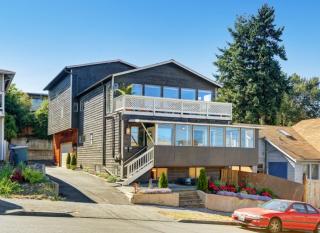 9257 51 Ave, Seattle WA  98178-2129 exterior