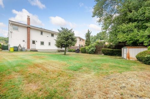 13 Dawson Dr, Valley Stream NY 11581-2939 exterior