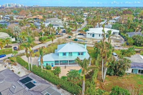 330 Hawser Ln, Naples FL 34102-5031 exterior