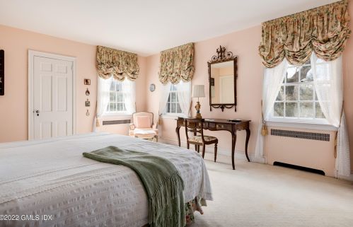 530 Round Hl Rd, Greenwich CT 06831-2653 exterior