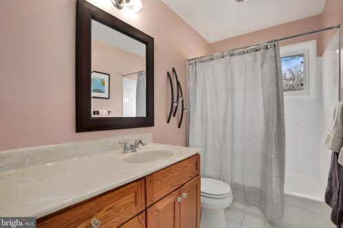 813 Crothers Ln, Rockville MD 20852-1104 exterior