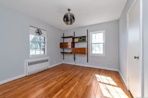 1081 Chestnut St, Valley Stream NY  11580-2157 exterior