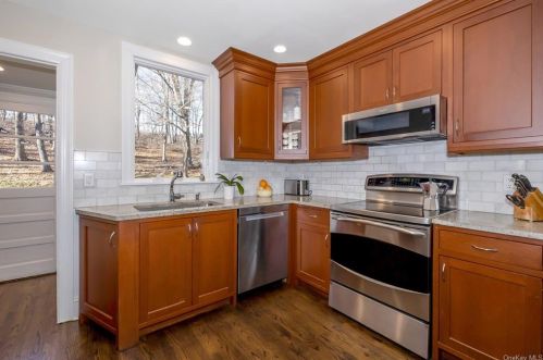 28 Elizabeth Pl, Armonk NY 10504-1425 exterior