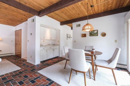 22 Carolyn Pl, Armonk NY 10504-1101 exterior