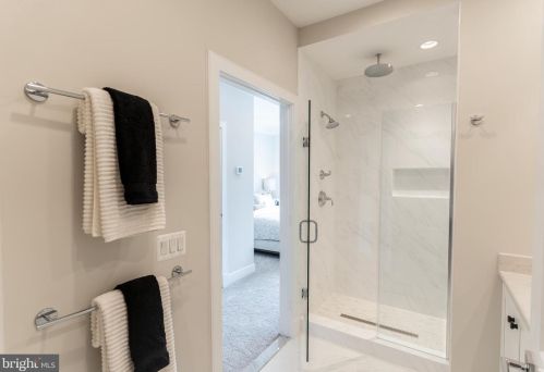 10326 Grosvenor Pl, Rockville MD 20852 exterior