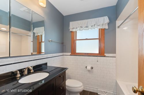 861 Saylor Ave, Elmhurst IL 60126-4303 exterior