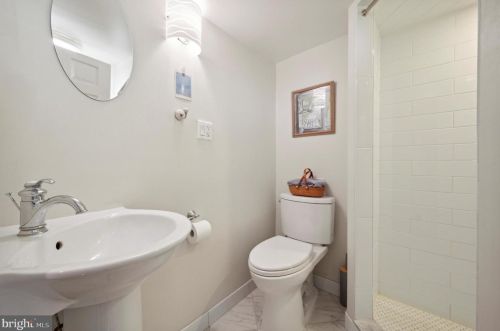 330 Camac St, Philadelphia PA 19107-5926 exterior