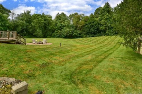 281 Abbe Rd, Enfield CT 06082-5745 exterior