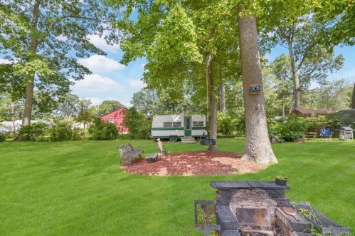 17 Shady Oak Dr, Enfield CT 06082-2311 exterior