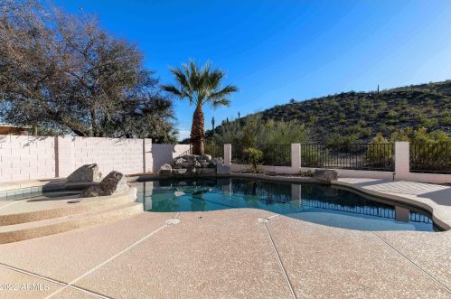 2737 Amberwood Dr, Phoenix AZ 85045-4208 exterior