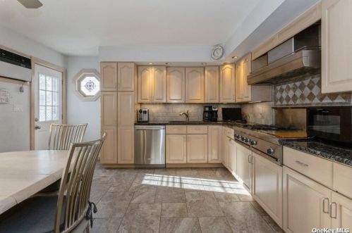 14 Lydia St, Valley Stream NY 11580-2714 exterior