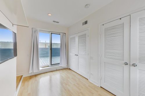 1237 Cottage Pl, Chicago IL  60607-2855 exterior