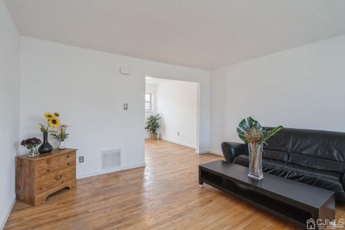 253 11th Ave, New Brunswick NJ 08904-3231 exterior