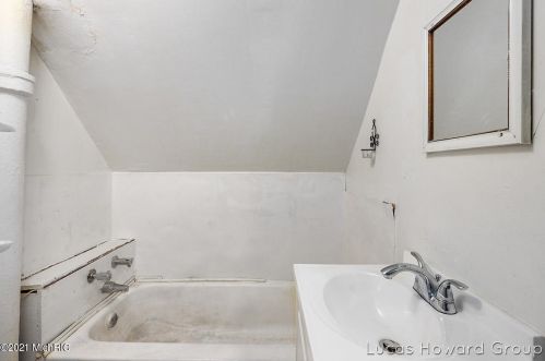 701 Vries St, Grand Rapids MI 49503-8118 exterior