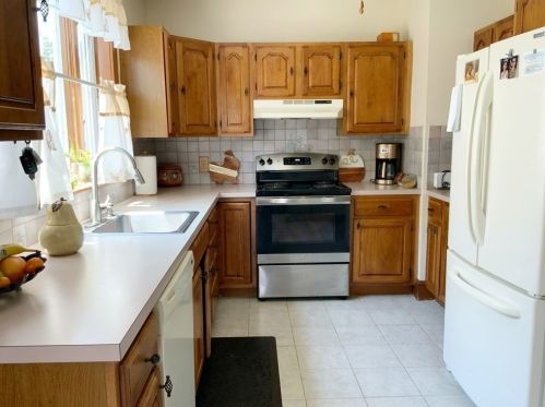 15 Meredith St, Springfield, MA 01108-2718