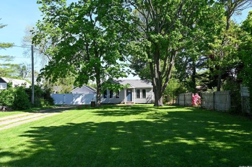 27 Weston St, Huntington Station, NY 11746-4030