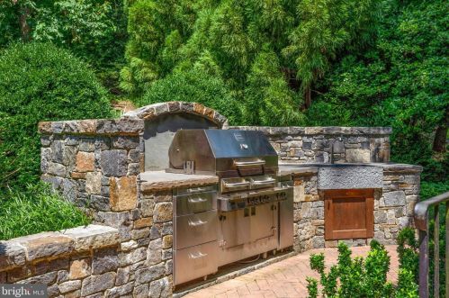 1250 Daleview Dr, Mc Lean VA 22102-1538 exterior