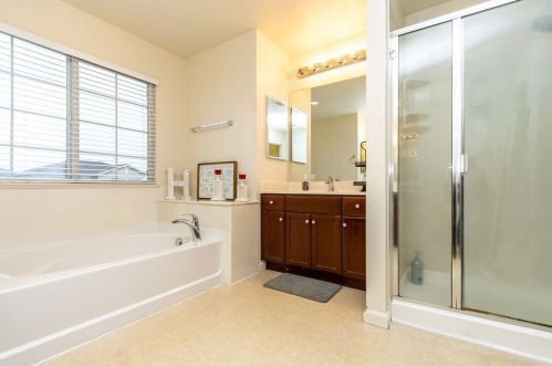 4227 Ivory Ln, Turlock CA 95382-7430 exterior