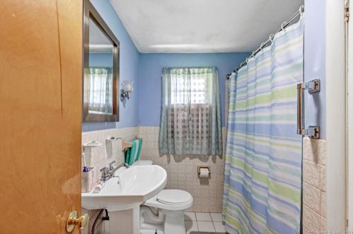 104 Fairview St, Milford CT 06460-4128 exterior