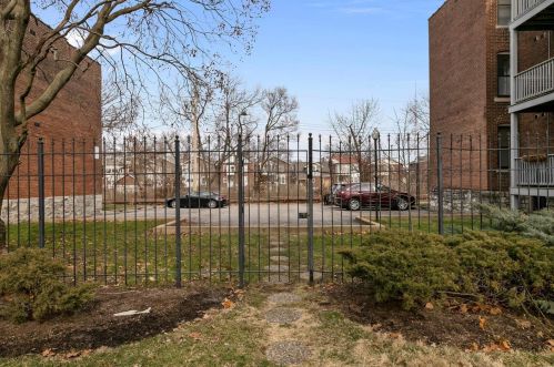 5817 Nina Pl, Saint Louis MO  63112-1541 exterior