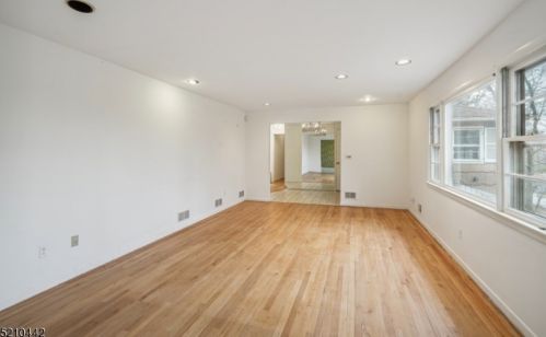 96 Rockledge Dr, Livingston NJ  07039-1121 exterior