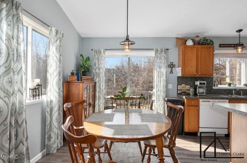 806 Grindle Dr, Lowell MI 49331-9326 exterior