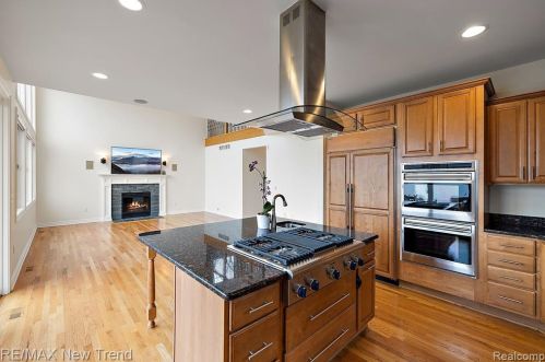 692 Appalachi St, Walled Lake MI  48390-1005 exterior