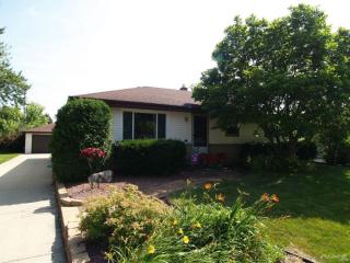 8035 Tesch Ave, Milwaukee, WI 53220-2219