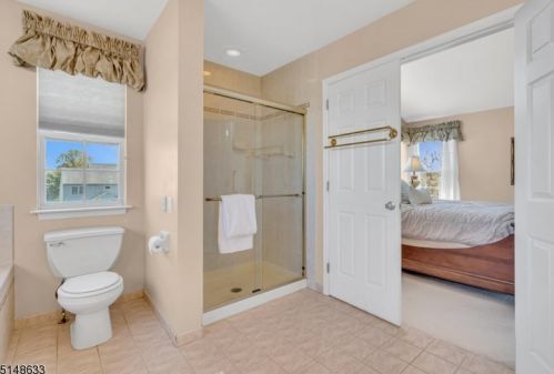 33 Heinrick Way, Bridgewater NJ 08807-5660 exterior