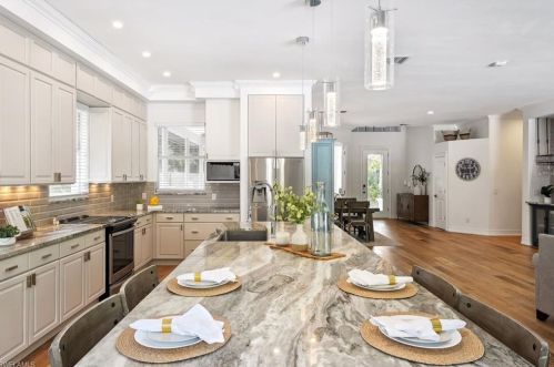 5811 Hidden Oaks Ln, Naples FL 34119-1140 exterior