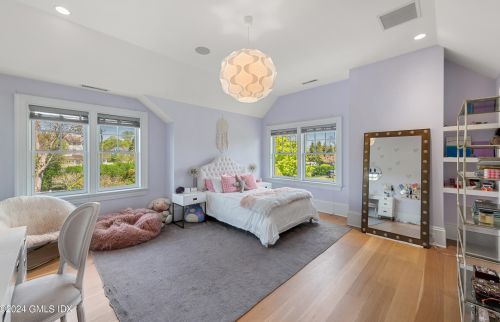 176 Shr Rd, Old Greenwich CT 06870-2121 exterior