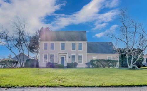 167 Meadow Ln, Middletown, RI 02842-5394