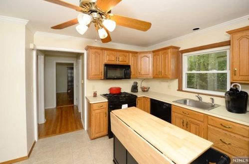 5 Middletown Rd, Montvale NJ  07645-2413 exterior