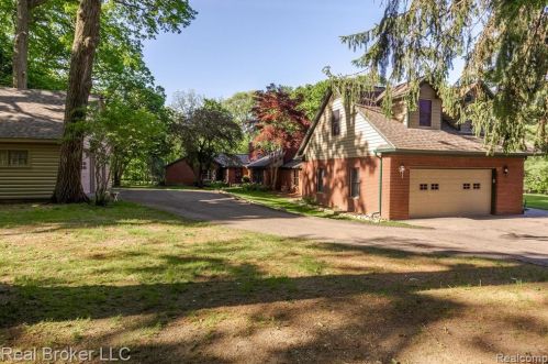 1300 Grandview Dr, Rochester MI 48306-4038 exterior