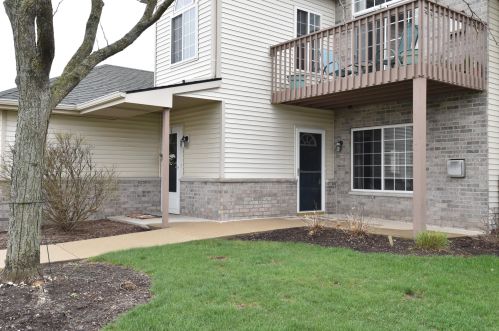 4967 Maple Leaf Cir, Milwaukee WI 53220-2780 exterior