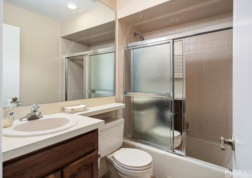 81 Laurel Holw Ct, Edison NJ 08820-1043 exterior