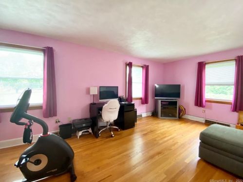 3 Oliver Rd, Enfield CT 06082-5512 exterior