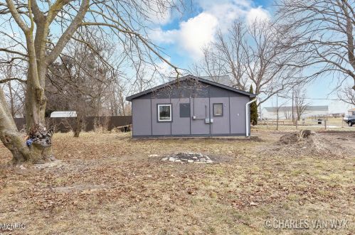 305 Jones St, Grant MI 49327-9143 exterior