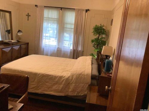 54 Frst Ave, Valley Stream NY 11581-1327 exterior